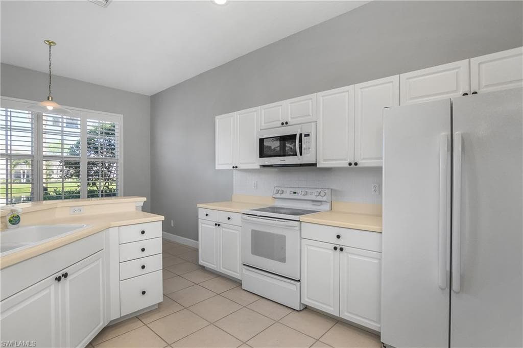2272 Island Cove Cir, Naples, FL 34109-19