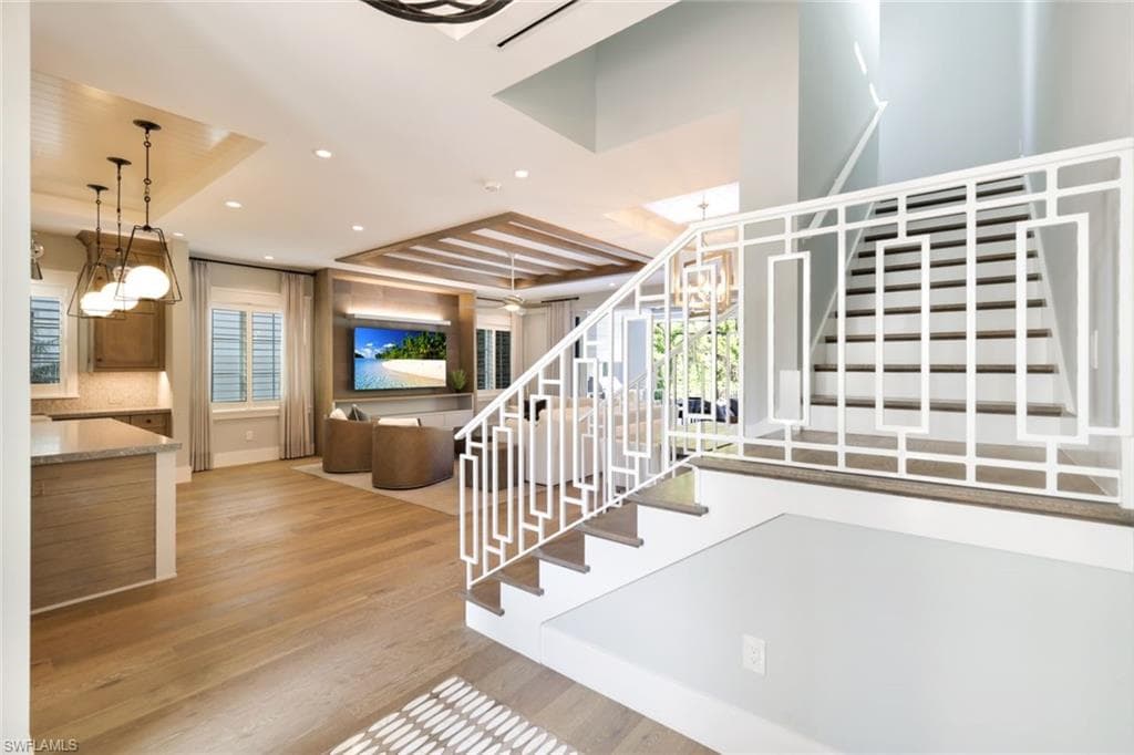 91 14th St S, Naples, FL 34102-6