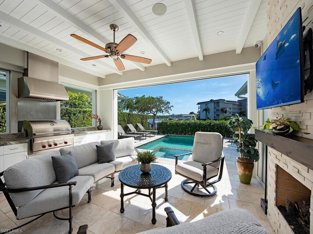 1482 2nd Ave S, Naples, FL 34102-8