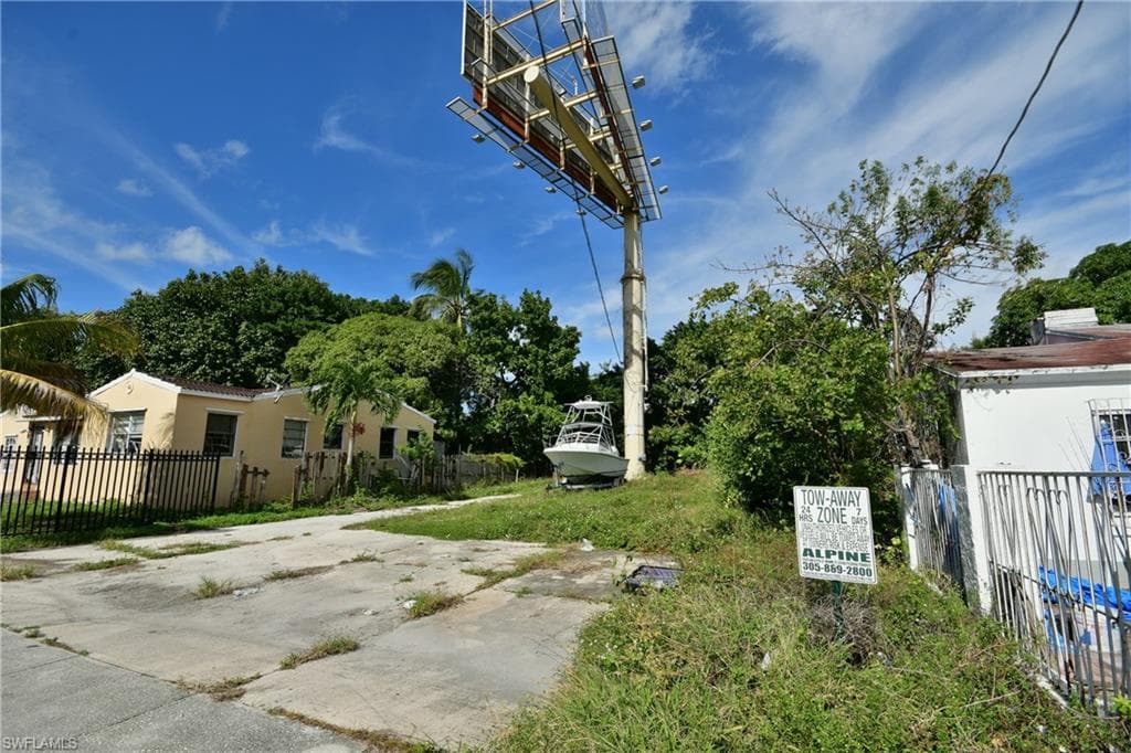 321 NW 37 ST-26