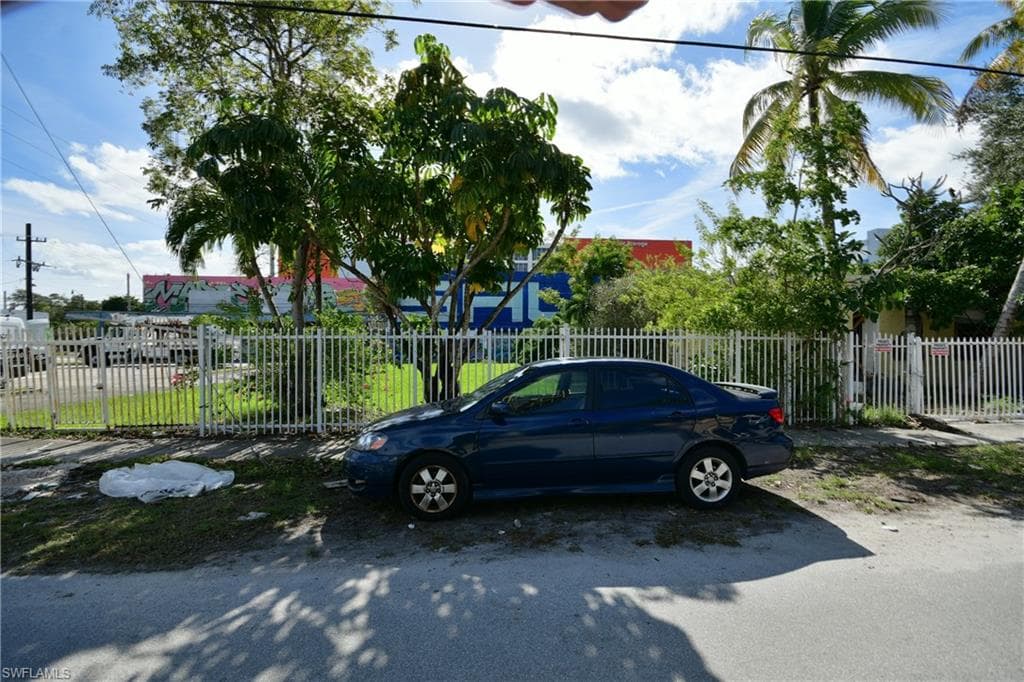 321 NW 37 ST-28