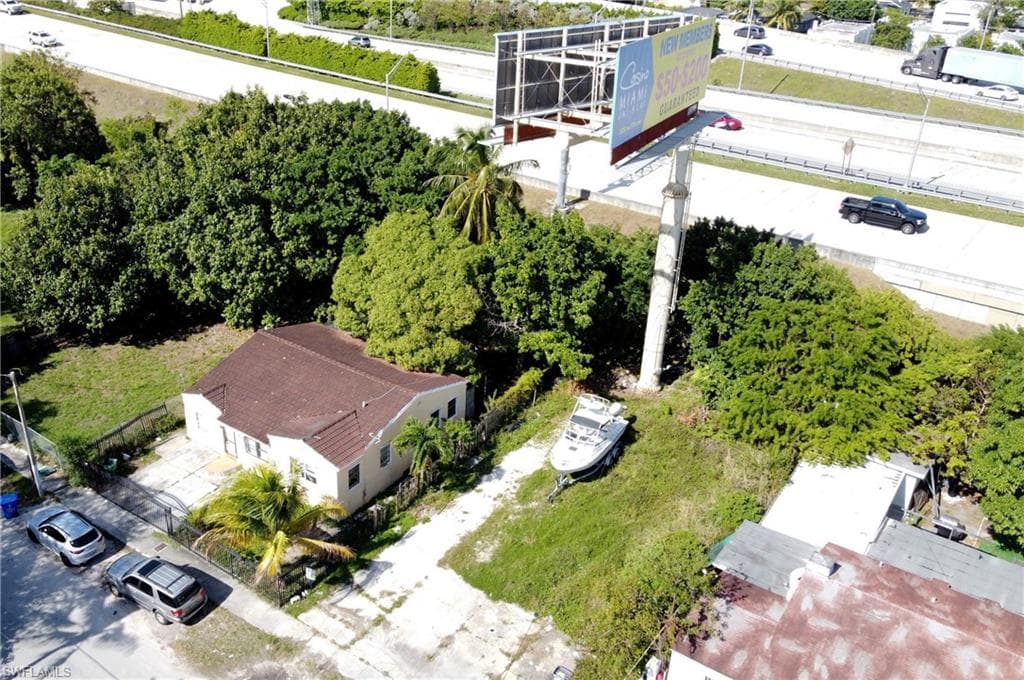 321 NW 37 ST-24