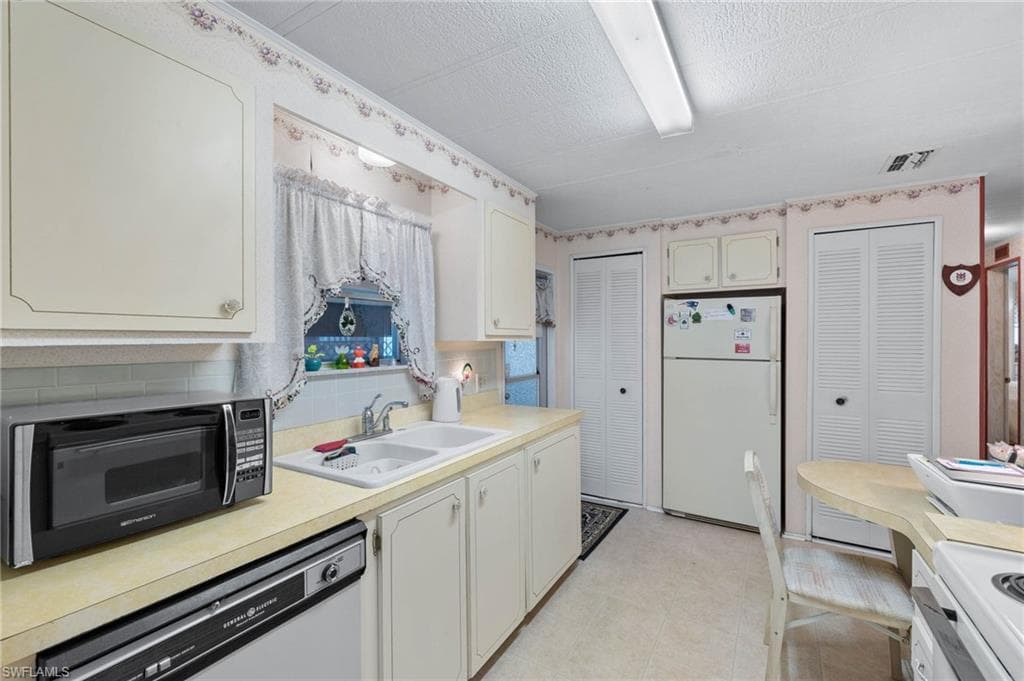 9004 Arbor DR, NORTH FORT MYERS FL 33903-15