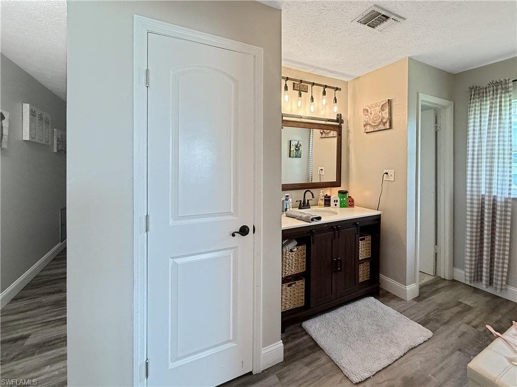 221 De Soto AVE, CLEWISTON FL 33440-37