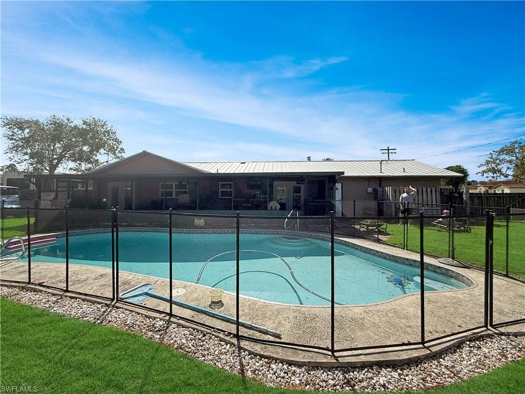 221 De Soto AVE, CLEWISTON FL 33440-40