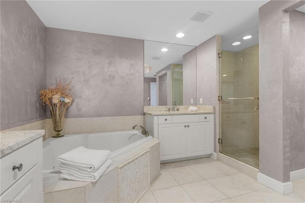 2090 W First ST 1606-19