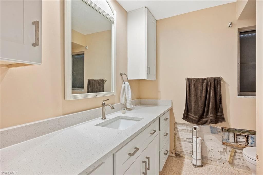 49 Fairview BLVD-17