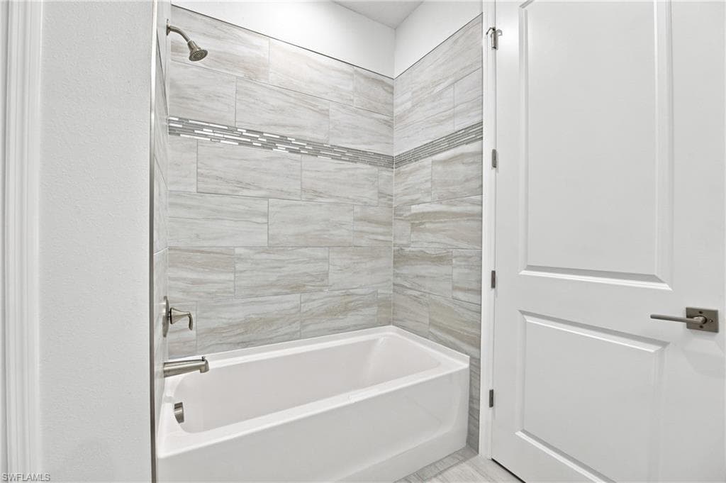 1835 Wheeling AVE-27