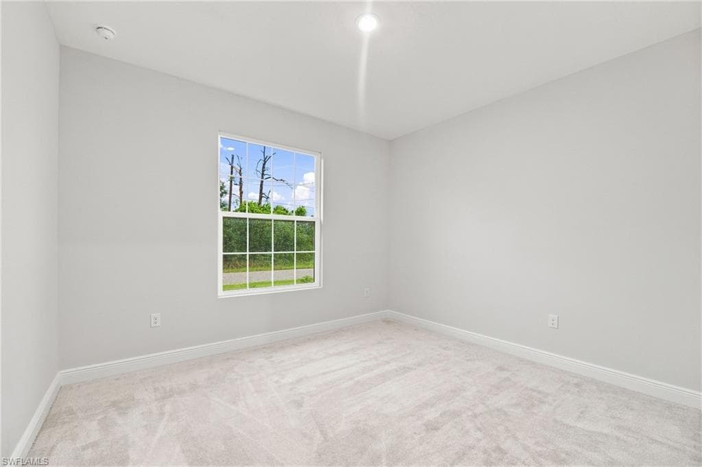 1835 Wheeling AVE-29