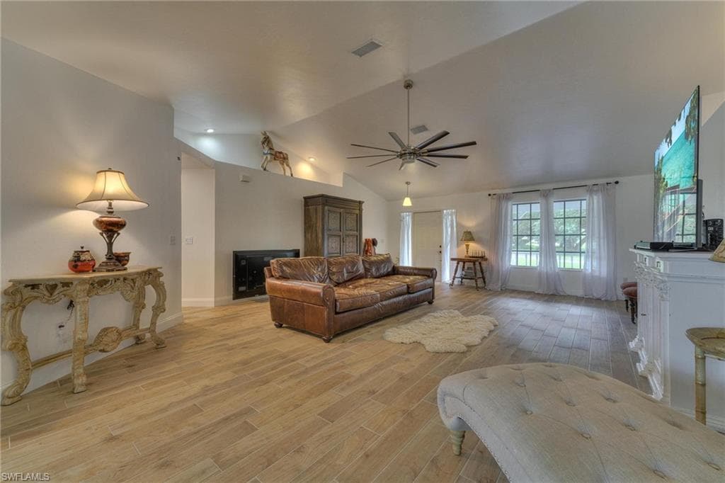 1270 Riverbend DR-6