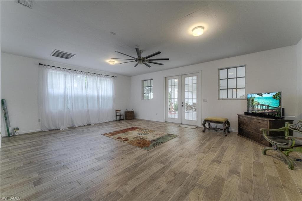 1270 Riverbend DR-20