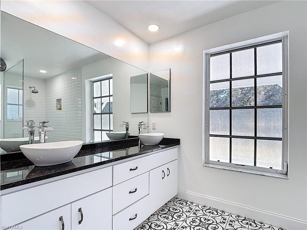 1270 Riverbend DR-15