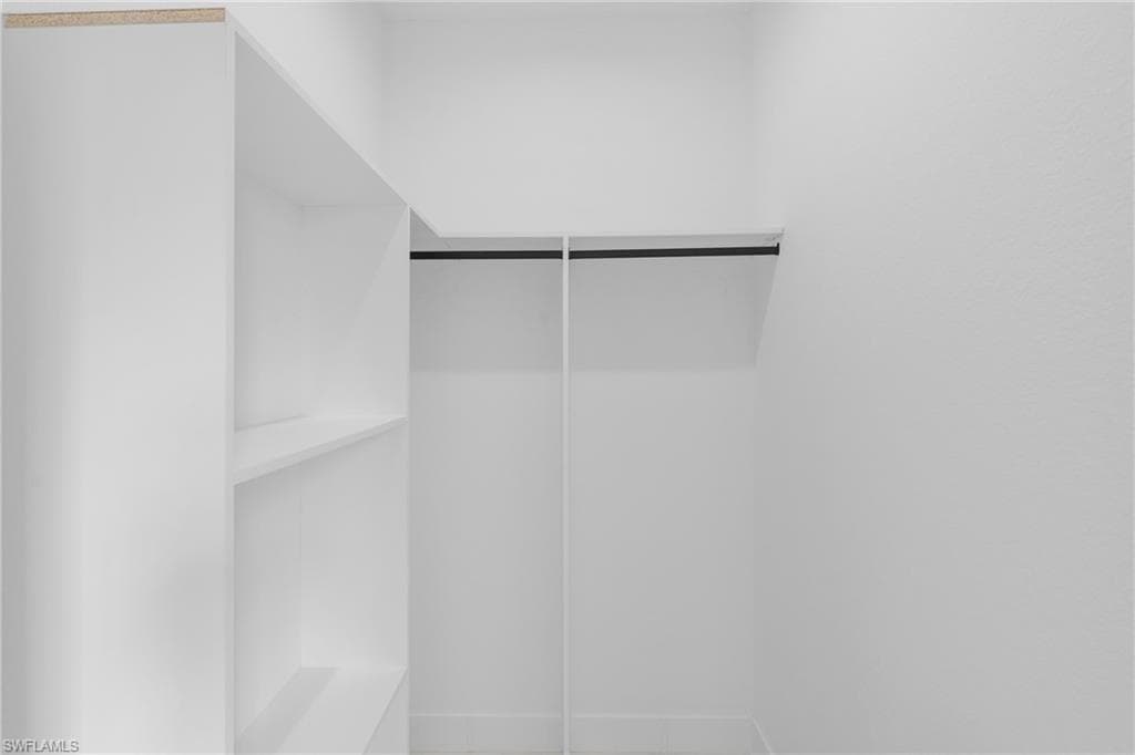 8005 Sunrise CIR-32