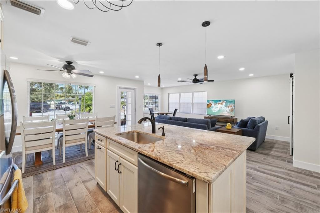 210 Hibiscus DR-2