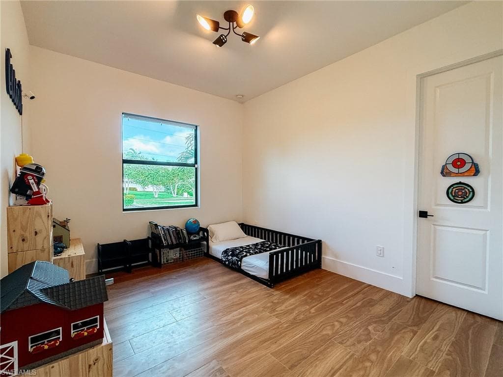 1702 Ludlow RD-32
