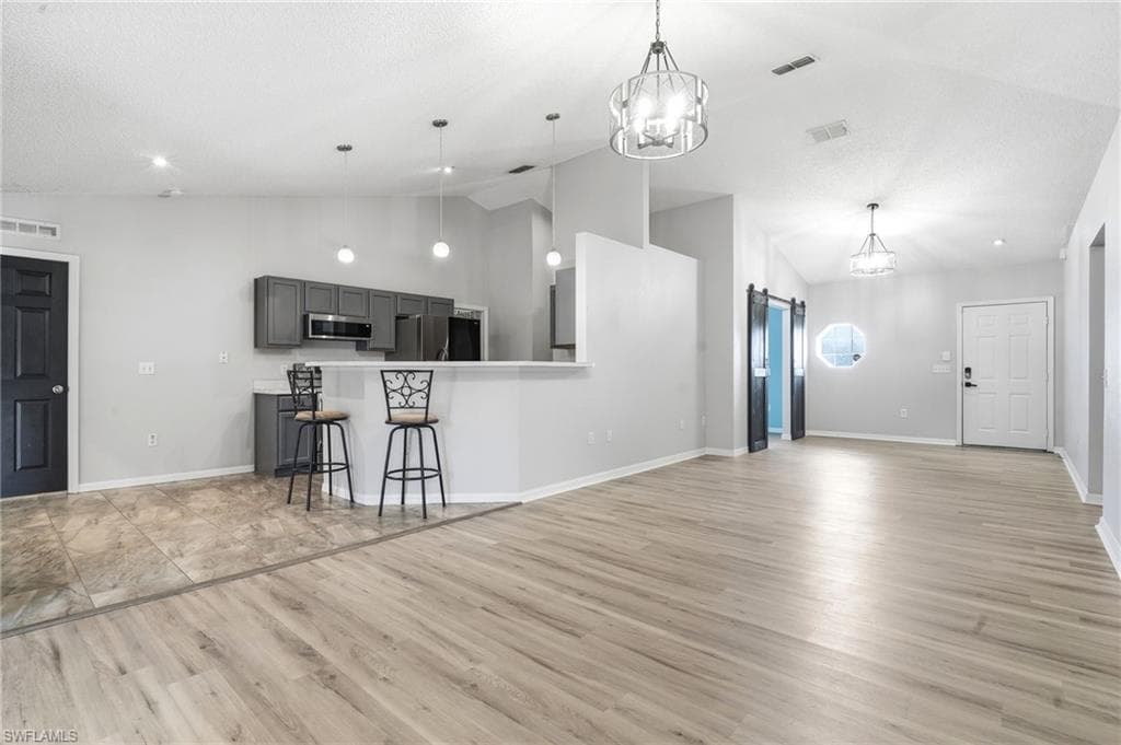 3088 WAINWRIGHT ST-25