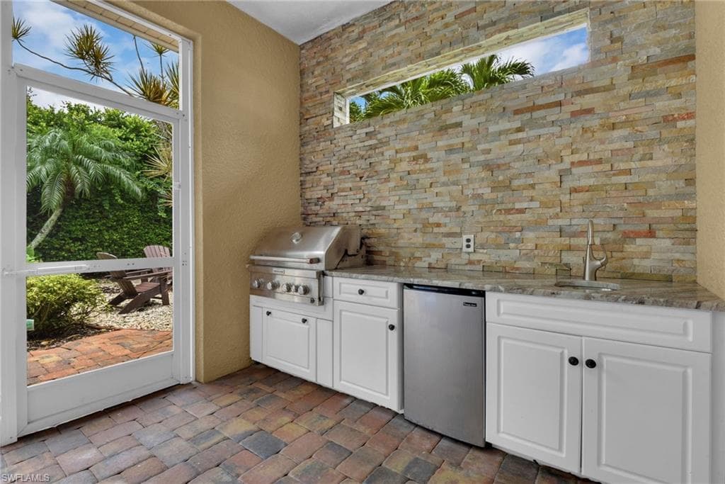 11620 Spoonbill LN-3