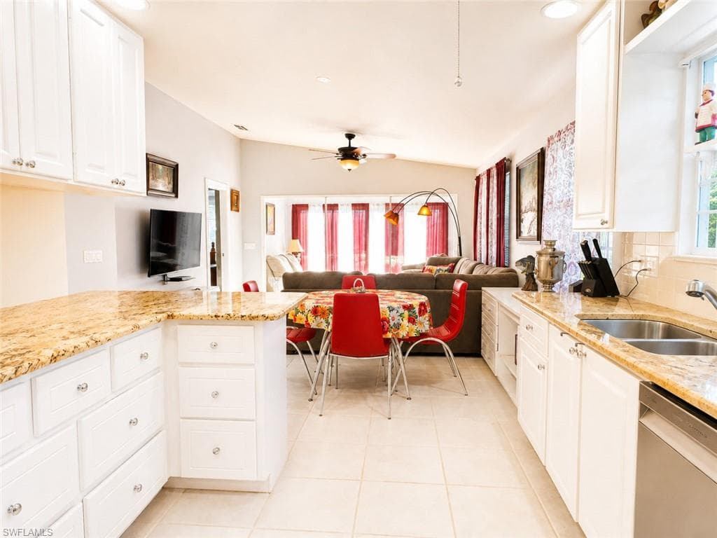 4907 Lasqueti WAY-12