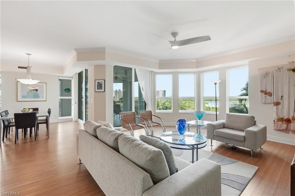 285 Grande WAY 401-2