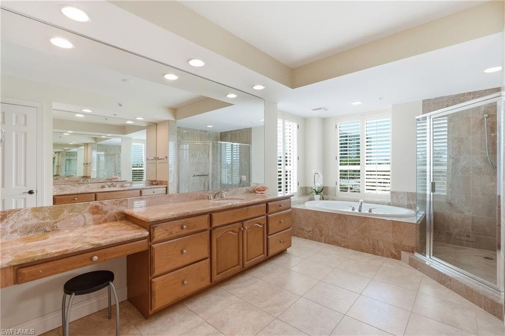 285 Grande WAY 401-22