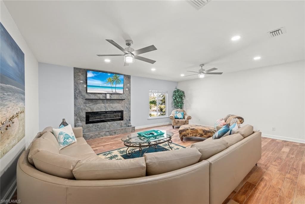 9421 Moonlight DR-27