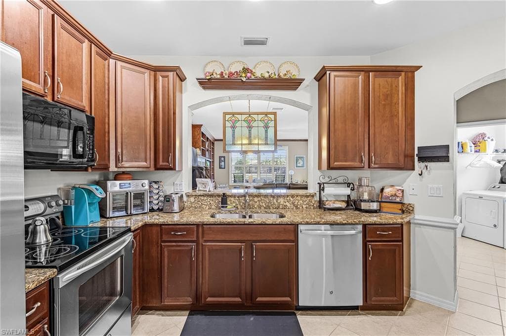 2425 Laurentina LN-6