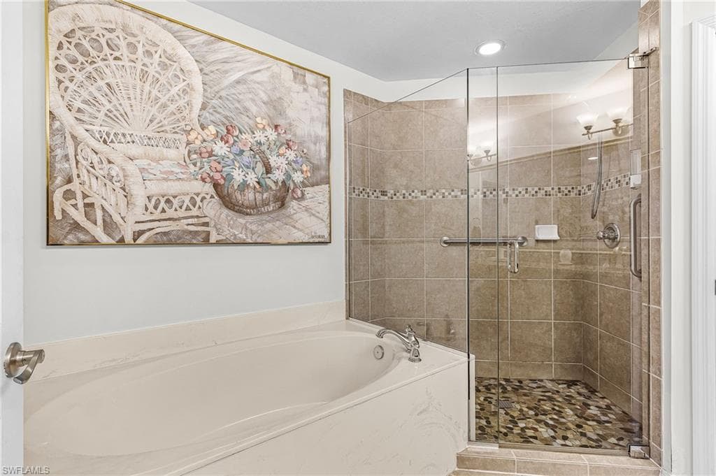2425 Laurentina LN-16