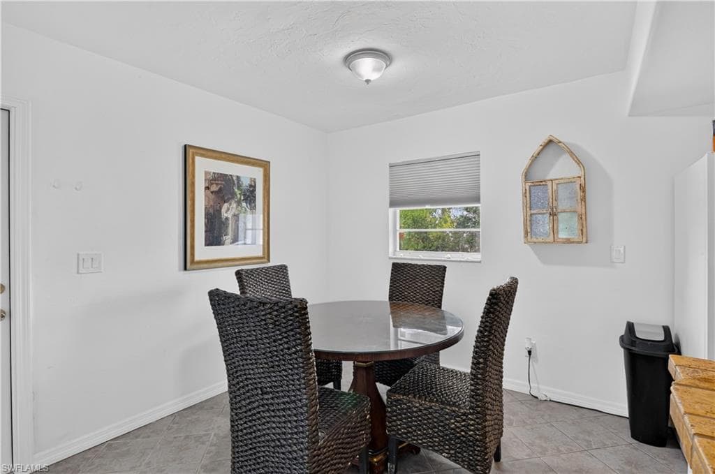 3177 Woodside AVE-13