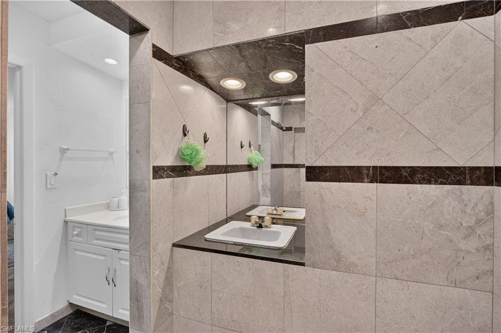3177 Woodside AVE-24