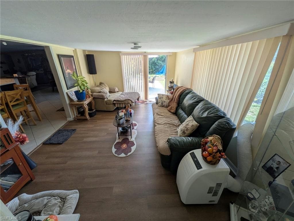 20503 Fern CIR-10