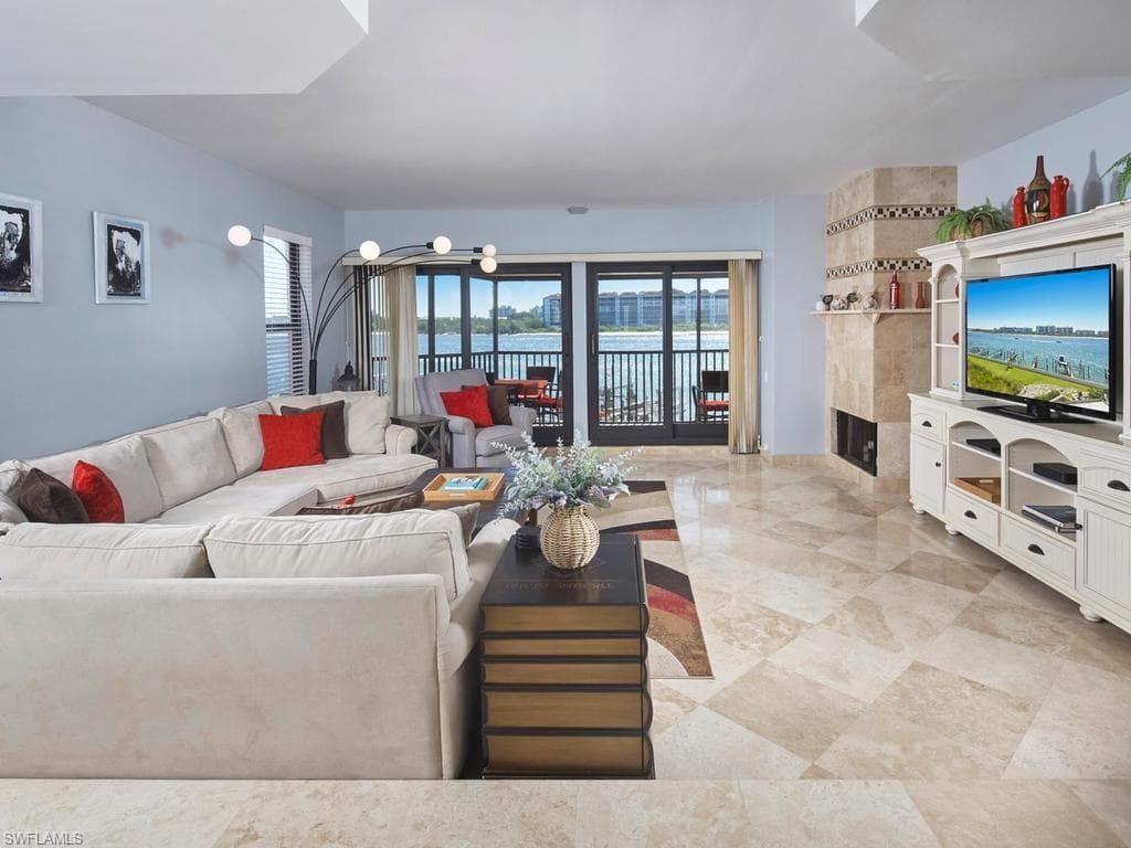 502 La Peninsula BLVD 502-7
