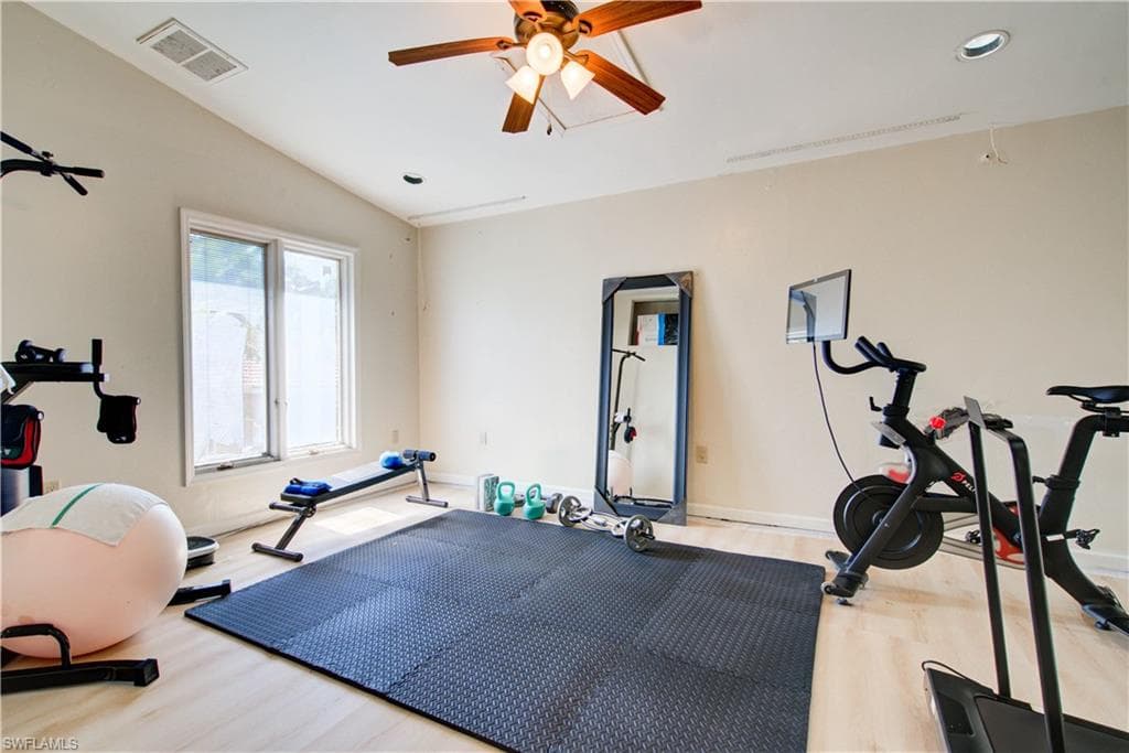 11 Capri BLVD-23