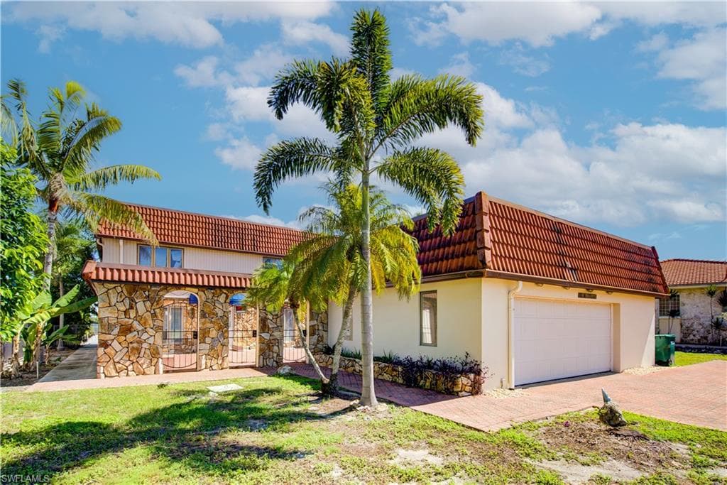 11 Capri BLVD-42