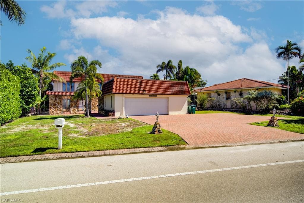 11 Capri BLVD-43