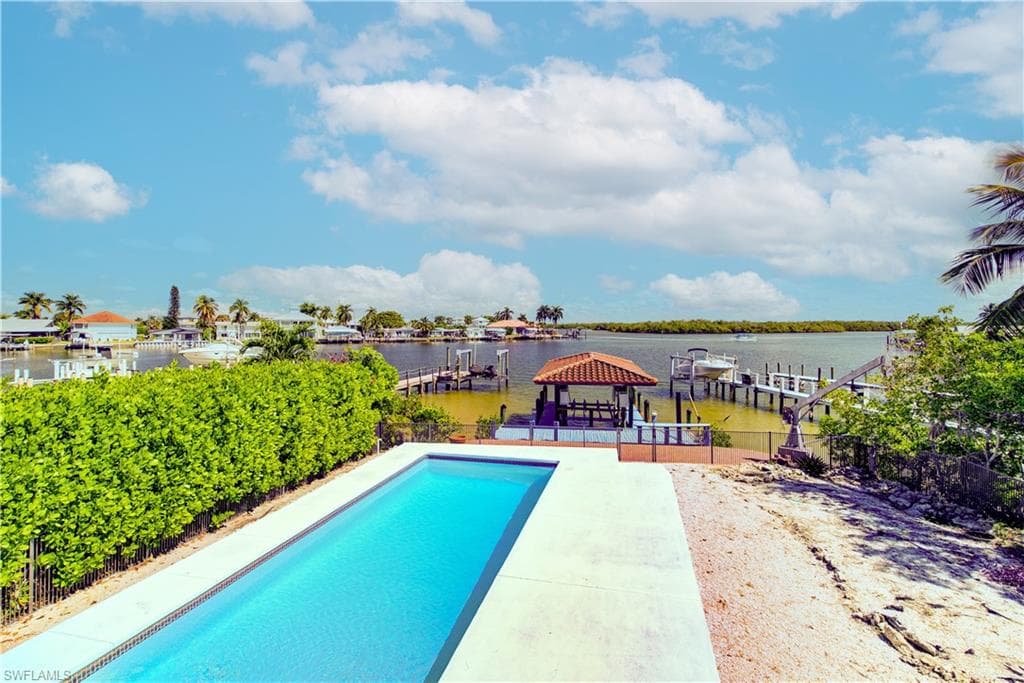11 Capri BLVD-32