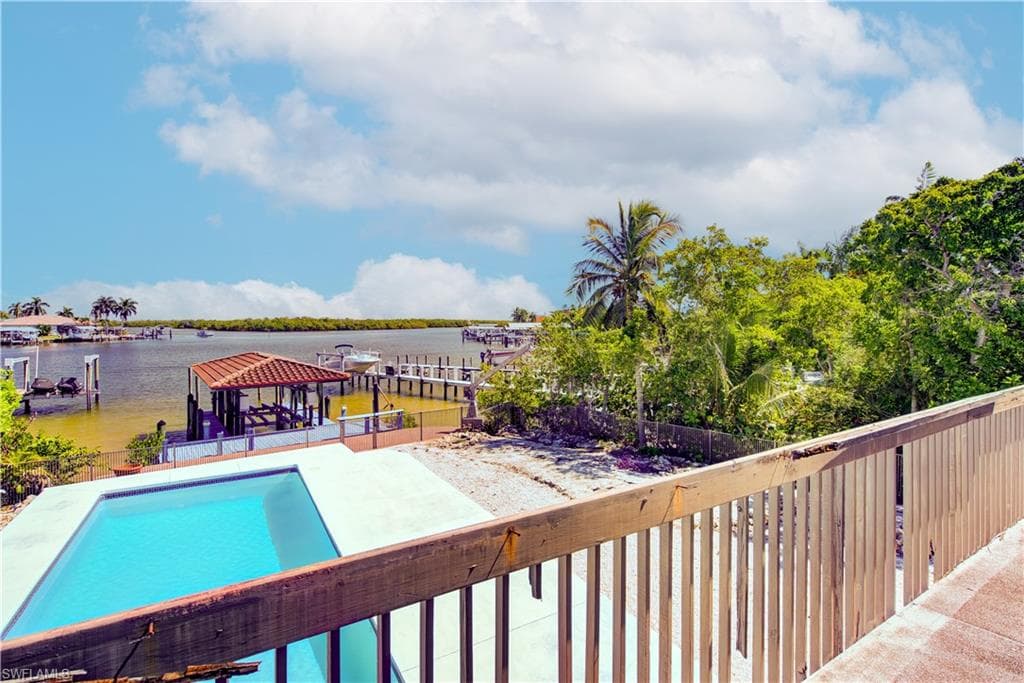 11 Capri BLVD-30