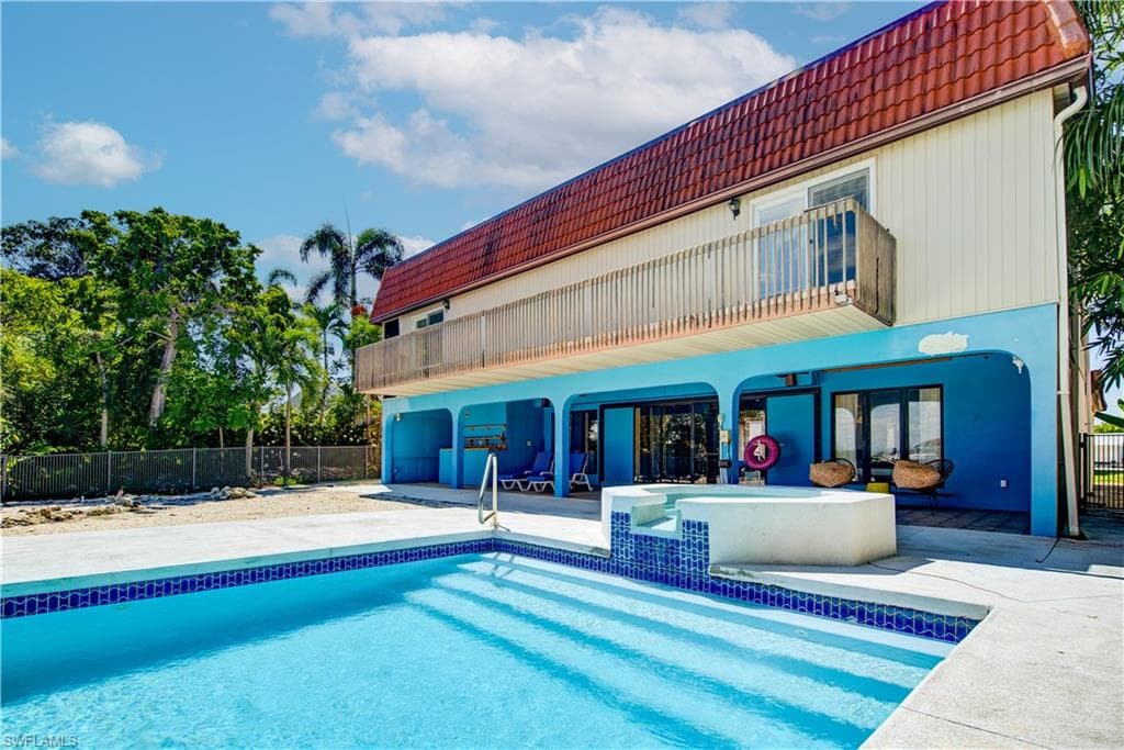 11 Capri BLVD-34