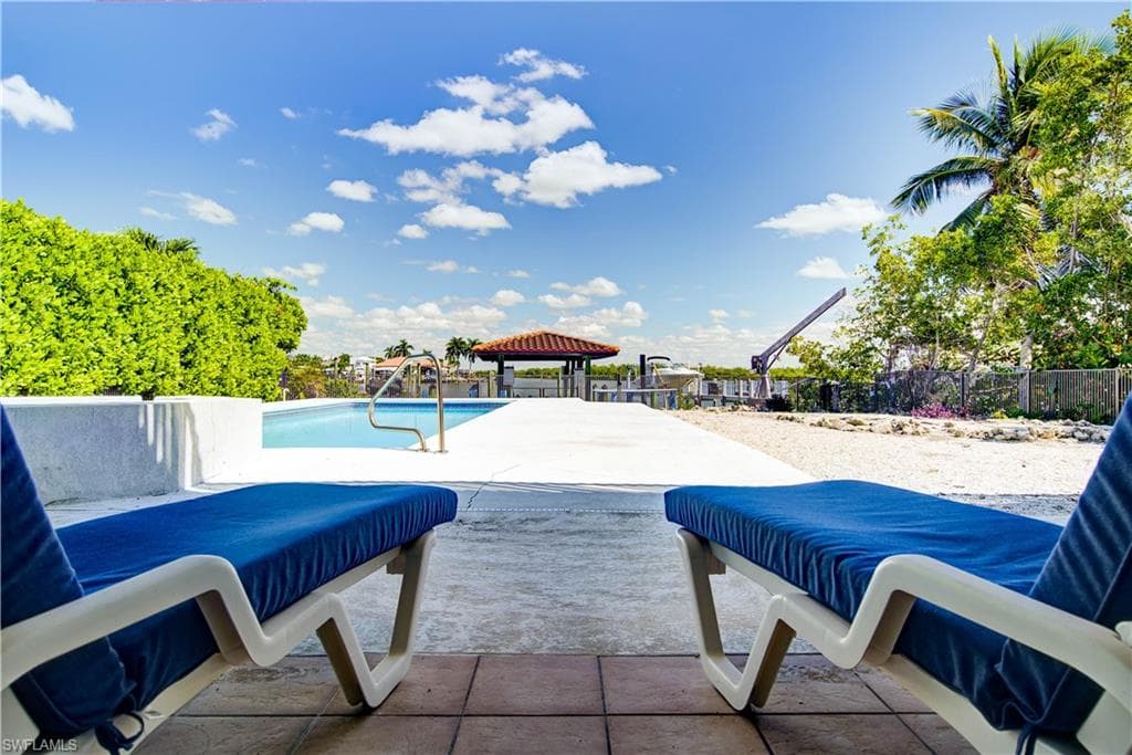 11 Capri BLVD-38