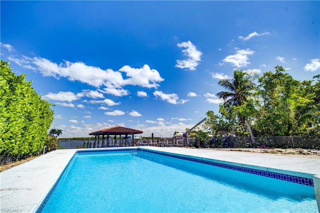 11 Capri BLVD-33