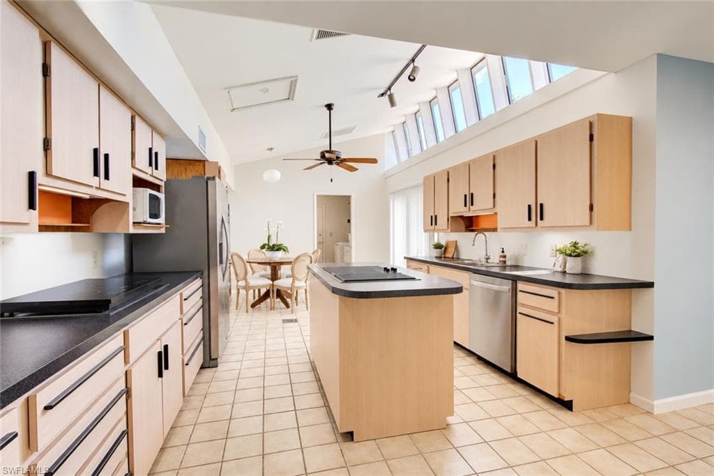 11 Capri BLVD-14