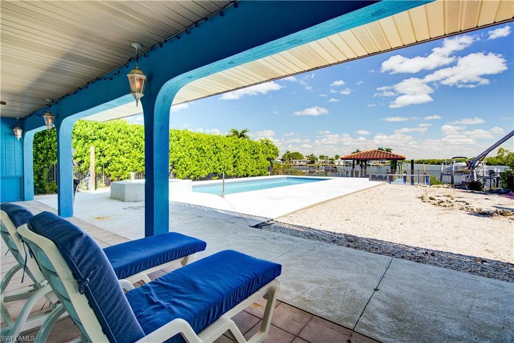 11 Capri BLVD-37