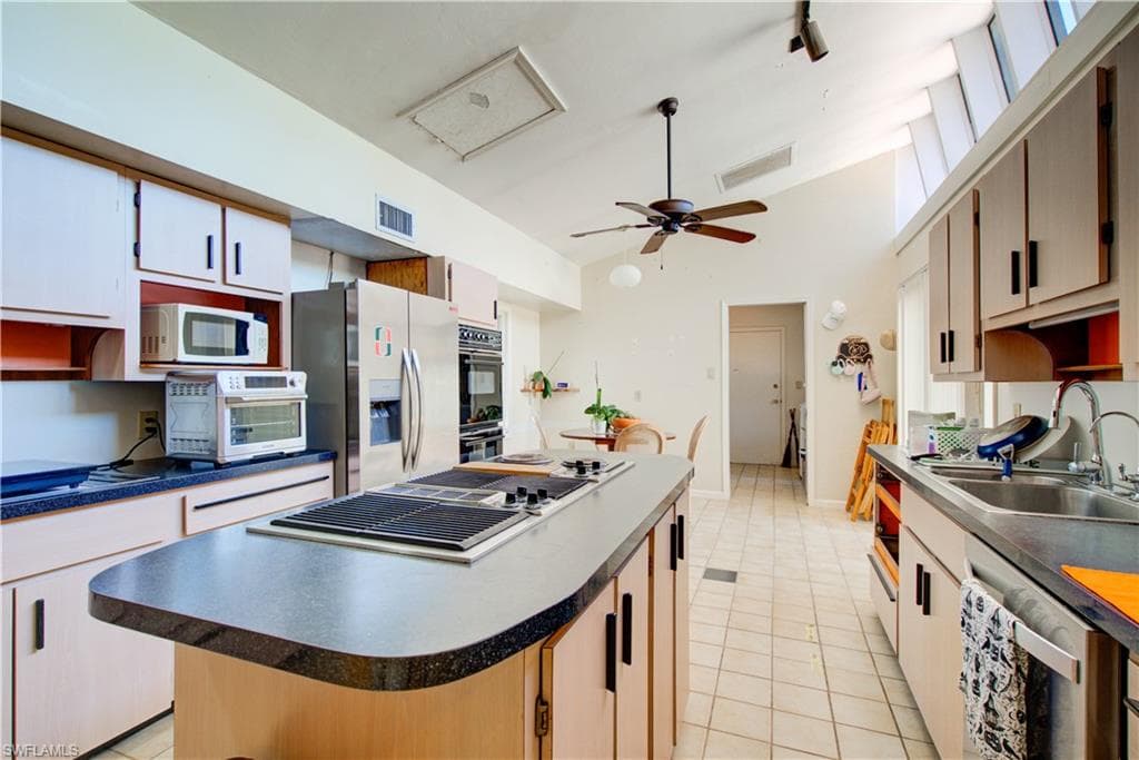 11 Capri BLVD-15