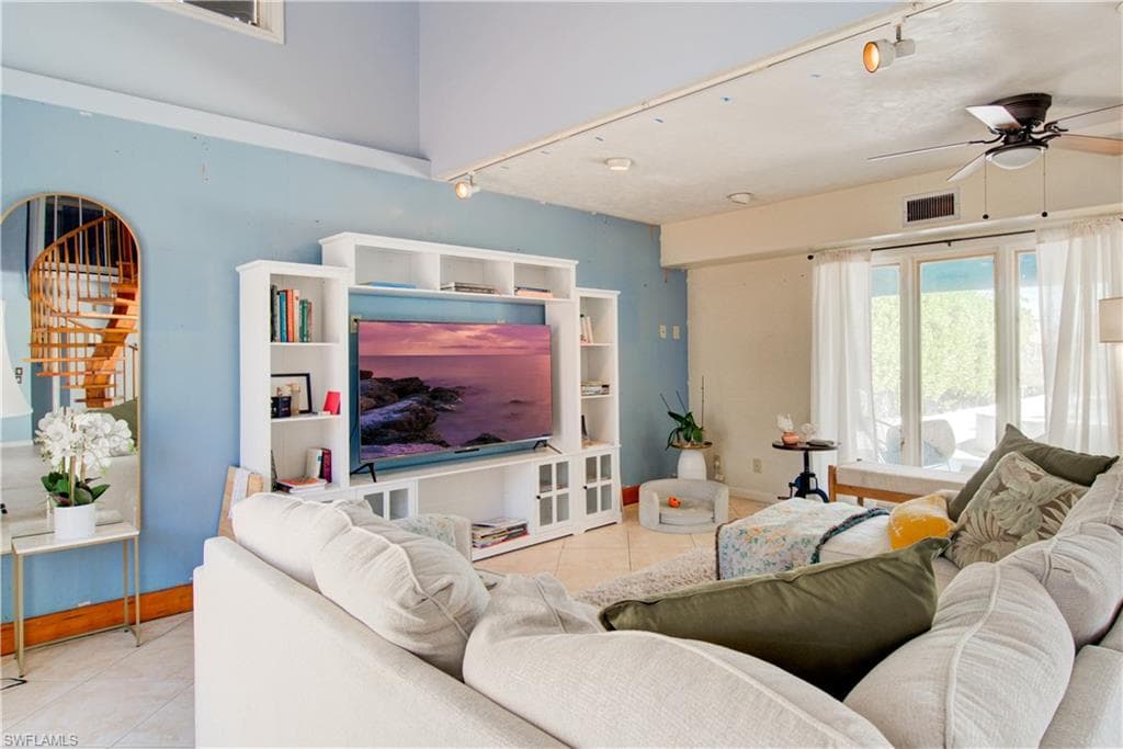 11 Capri BLVD-11