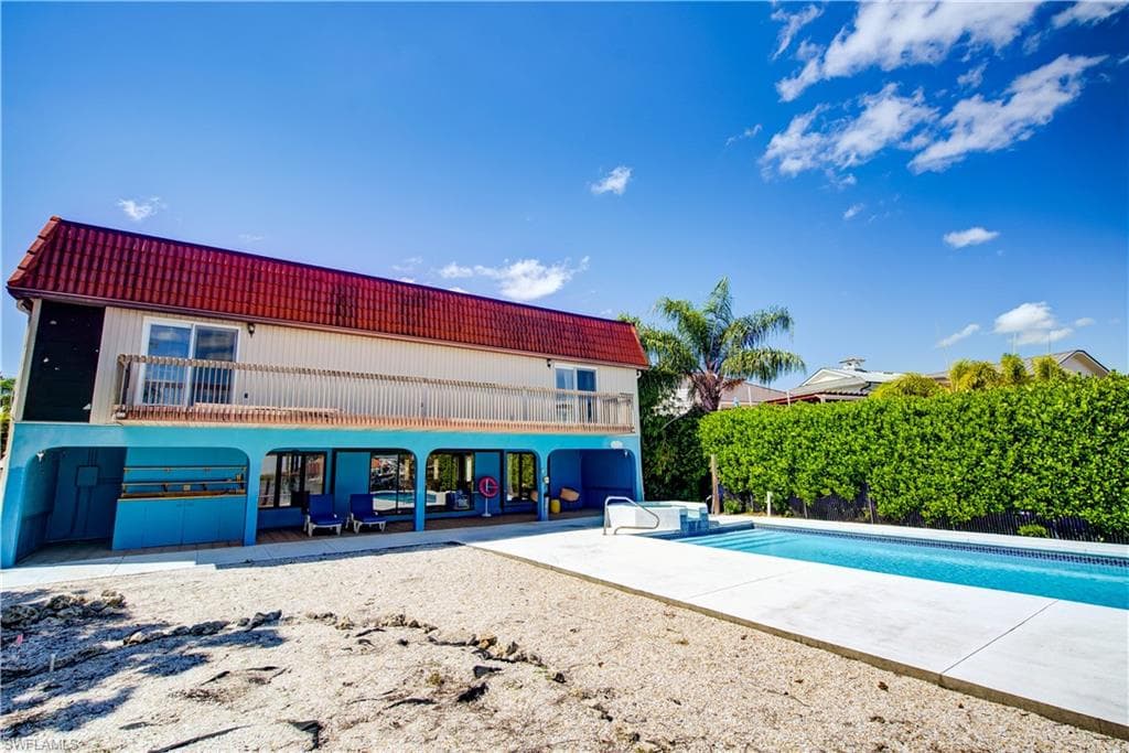 11 Capri BLVD-44