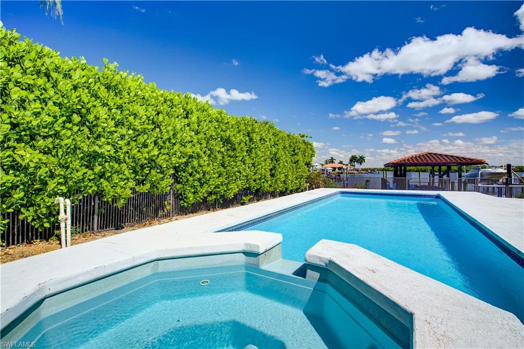 11 Capri BLVD-29