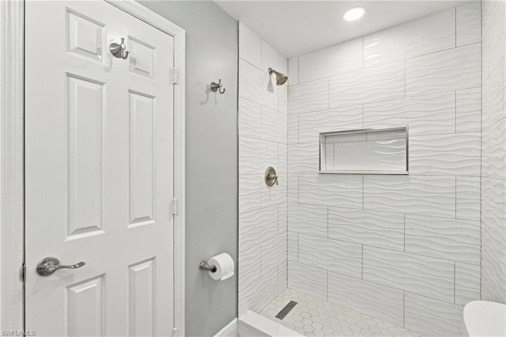 637 Beachwalk CIR E202-18